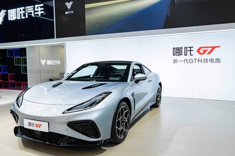 惠州297哪吒汽车在智能汽车领域的表现，领途汽车在新能源汽车市场中的影响力